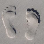 odcisk stóp na plaży